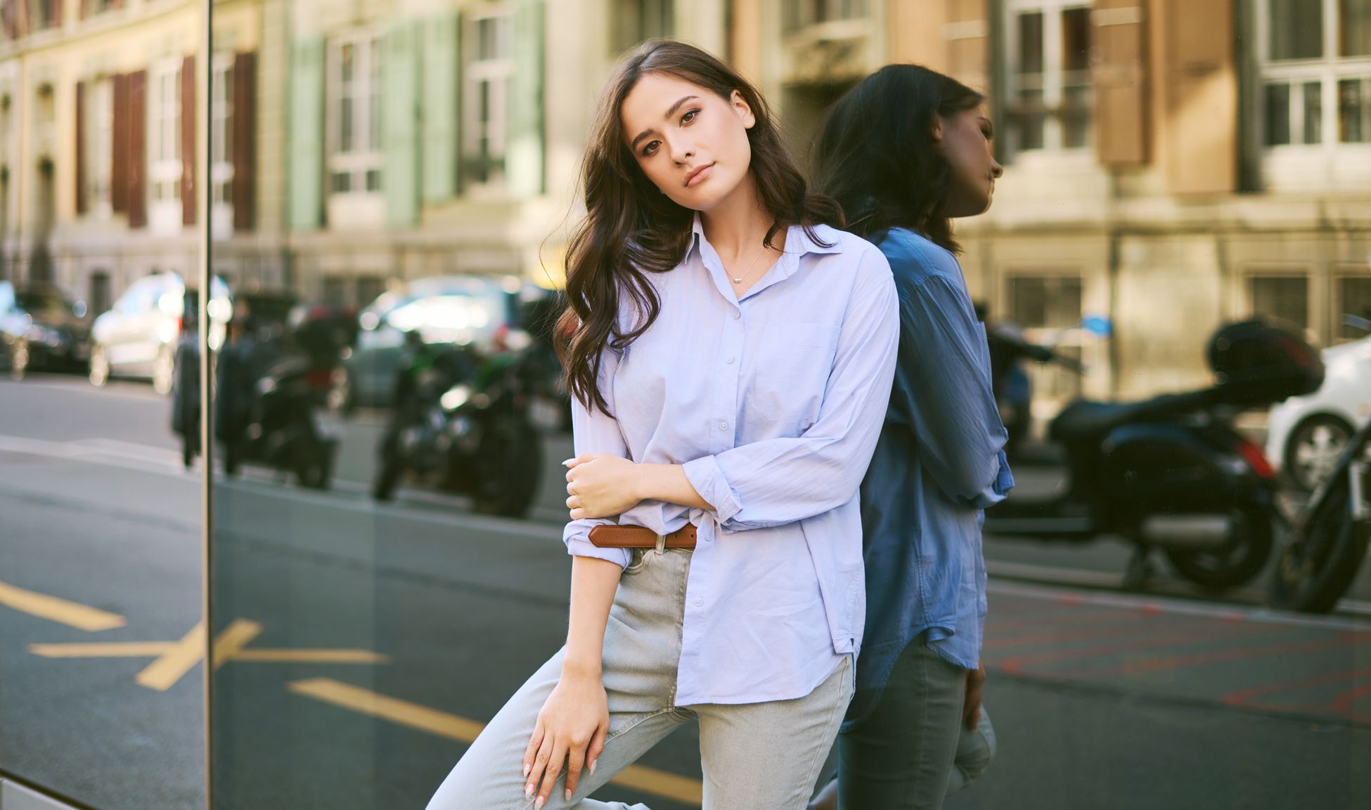 Selbstbewusste Frau in einer Stadt als Symbol für sicheres Online-Dating, Datenschutz, Privatsphäre und eine vertrauensvolle Partnersuche.