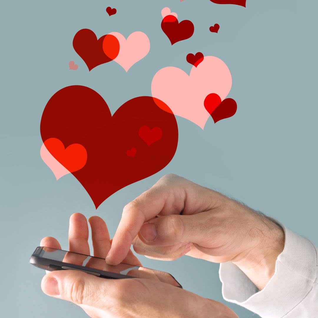 Hand eines Mannes, der mit einem Smartphone nach einer seriösen Partnerbörse sucht, mit Herzen als Illustration für eine ernsthafte Begegnung und eine dauerhafte Beziehung.