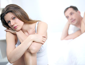 Affäre und Beziehung: Mann und Frau schauen traurig
