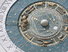 Eine Uhr mit Tierkreiszeichen-Ziffernblatt