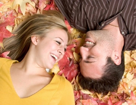 Beuteschema: Mann und Frau liegen glücklich im Gras