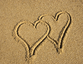 Beziehungsmuster: Zwei Herzen in sand gezeichnet