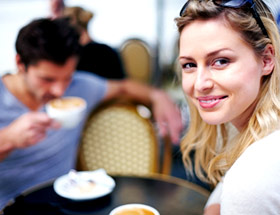 Der perfekte Ort für das erste Date: Zwei singles treffen sich im Café