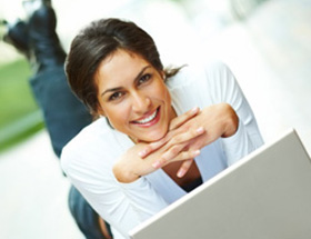 eDating: Frau sitzt vor ihrem Laptop
