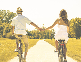 Ewige Treue: Ein Paar fährt Fahrrad und hält Händchen