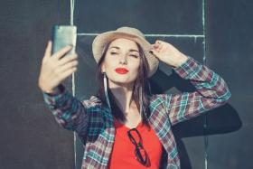 Diese Single-Frau schießt ein Selfie für eine Foto-Anfrage