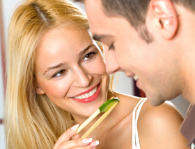 Tipps für frisch Verliebte: Frau füttert Ihren Freund