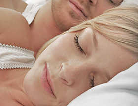 Gedanken beim Sex: Frau liegt schlafend neben Mann