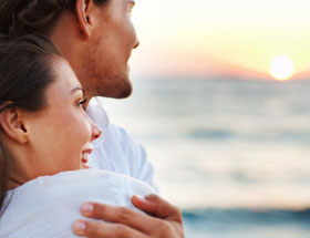 Gelingende Fernbeziehung: Paar schaut gemeinsam in Sonnenuntergang