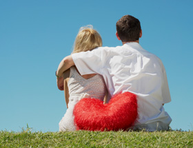 10 Regeln des Heiratens: Paar umarmt sich