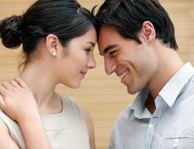 Tipps für eine gute Beziehung: Paar schaut sich verliebt in die Augen