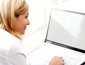 Kommentarfunktion: Frau probiert eDarling am Laptop aus