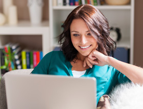 Frau bei der Kontaktaufnahme am Laptop