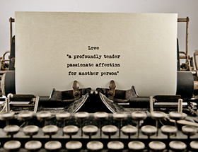 Liebesbrief: Schreibmaschine mit beschriebenem Papier