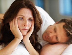 Liebesschmerz: Paar liegt traurig im Bett