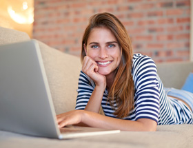 Online-Date: Frau chattet über Laptop