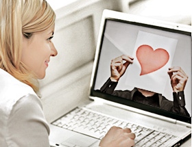 Frau mit Laptop für Online-Dating