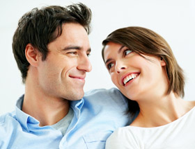 Perfekter Partner: Mann und Frau schauen sich glücklich an