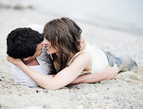 Sex in der Beziehung: Paar küsst sich am Strand