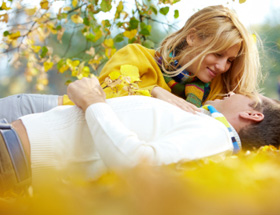 Sexuelle Wünsche: Paar liegt romantisch im Gras