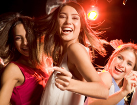 Singleparty: Frauen tanzen ausgelassen
