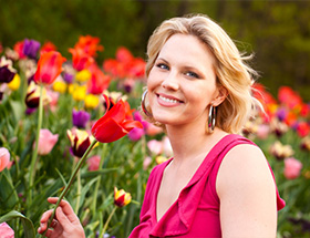 Eine Essener Single-Frau in einem Meer aus Blumen