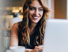 Eine Hamburger Single-Frau lacht am Notebook