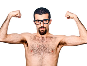Typisch männlich: Mann zeigt seine Muskeln