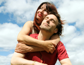 Tag der Umarmung: Frau umarmt ihren Freund von hinten