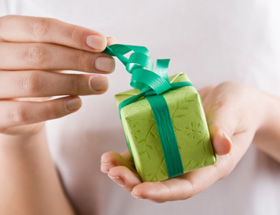 verrückte Heiratsanträge: Frau packt Geschenk aus